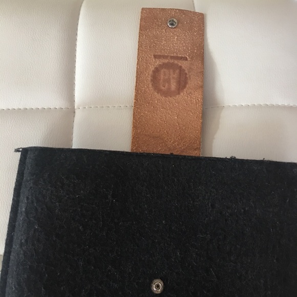 Leather clasp closures Felt laptop bag case grey black outside Red stripe inside - Picture 3 of 7